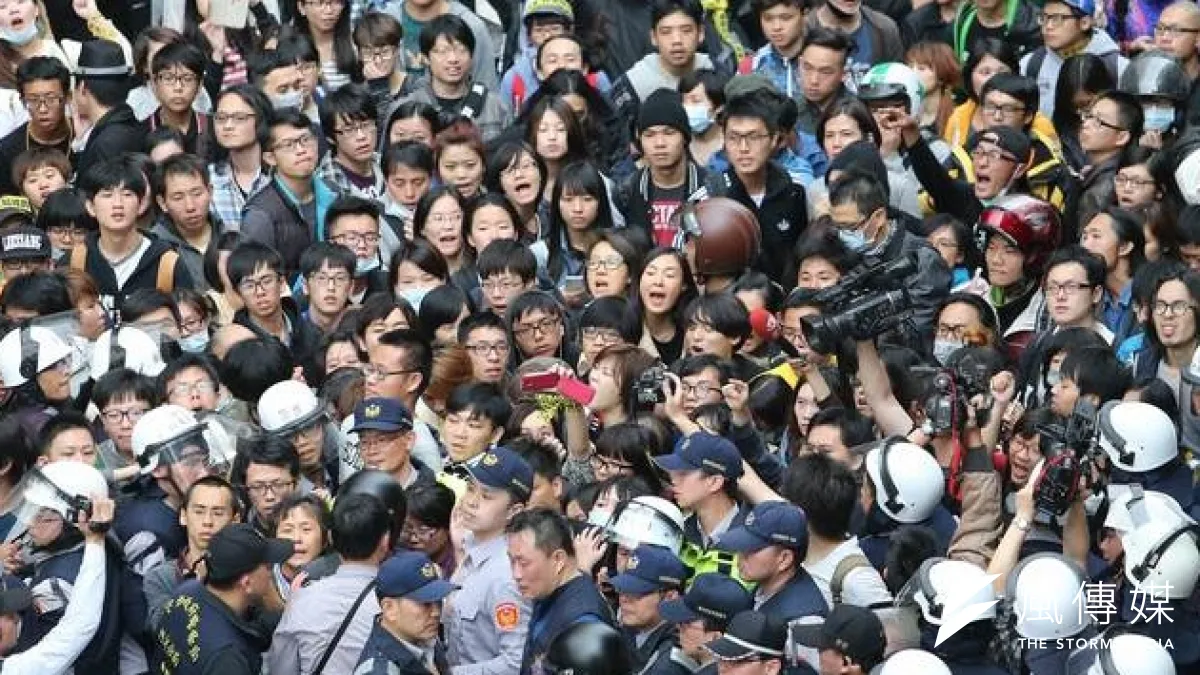台灣自318以來一個半月,為反核四、反服貿街頭抗爭不斷。(吳逸驊攝)