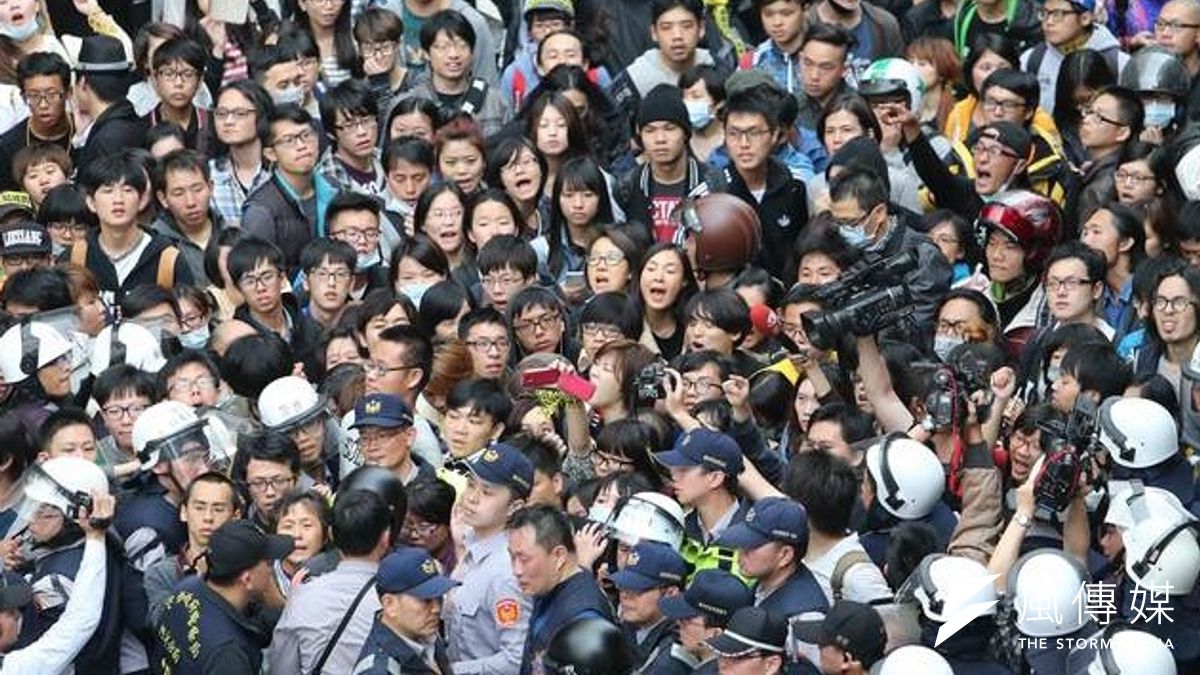 台灣自318以來一個半月,為反核四、反服貿街頭抗爭不斷。(吳逸驊攝) 台灣自318以來一個半月,為反核四、反服貿街頭抗爭不斷。(吳逸驊攝)