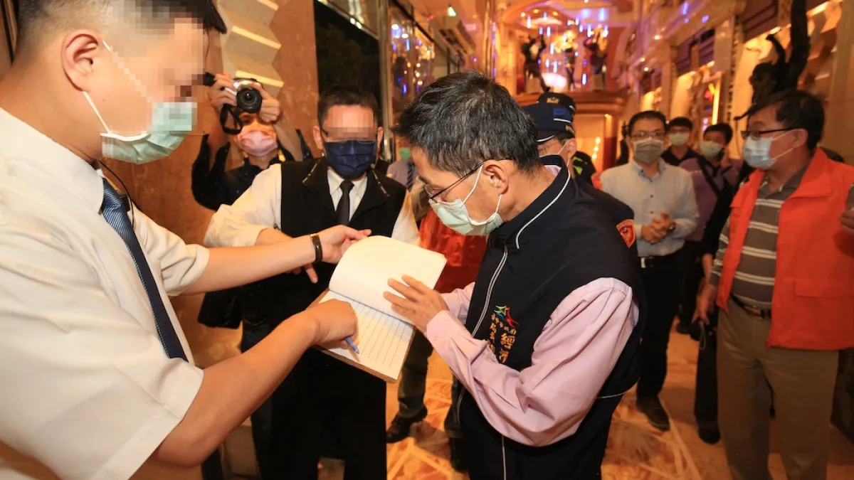 台中市府經發局長張峯源帶隊往台中特種行業聯合稽查,要求業者確實實施「實名制」,違者裁罰。(圖/臺中市政府提供)