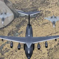 中国空軍の空中給油機「運油20」が戦闘機「殲16」に空中給油を行う。(中国軍網) 中国空軍の空中給油機「運油20」が戦闘機「殲16」に空中給油を行う。(中国軍網)
