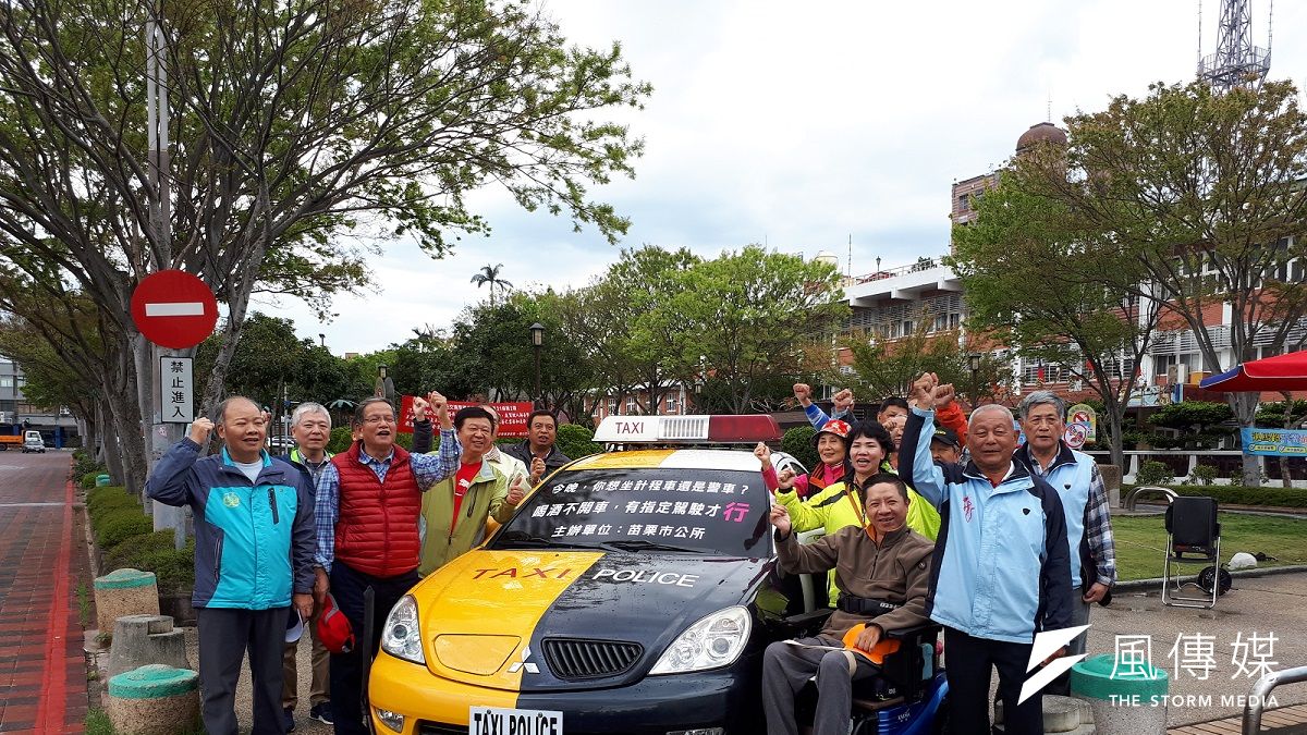 市長邱炳坤率里長等人強力宣導酒後不開車。(圖/許占鳳攝) 市長邱炳坤率里長等人強力宣導酒後不開車。(圖/許占鳳攝)