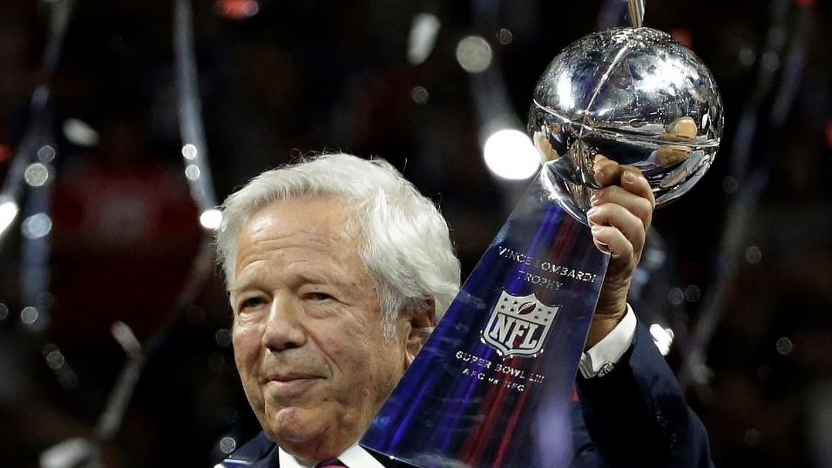 高舉第五十三屆超級盃冠軍獎盃的克拉夫特。(美聯社) 高舉第五十三屆超級盃冠軍獎盃的克拉夫特。(美聯社)
