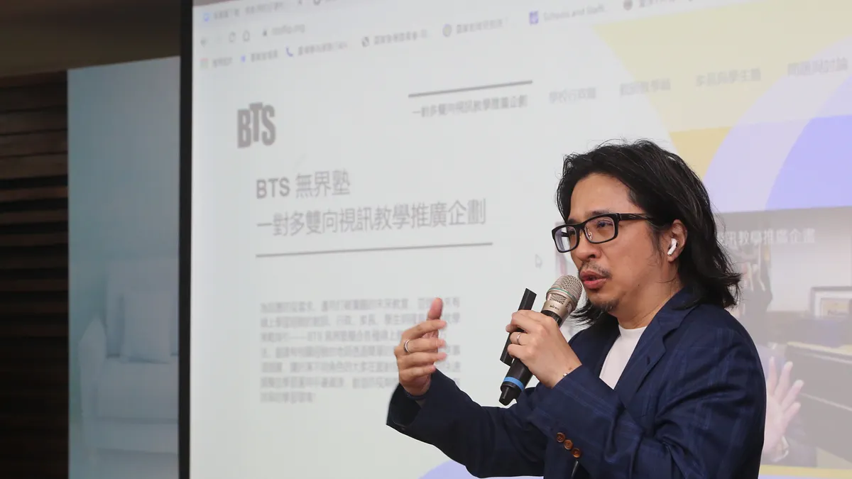 無界塾塾長葉丙成說明一對多雙向視訊教學模式,他認為,若只是讓學生單向看影片,學習效果會很差。(教育部提供)