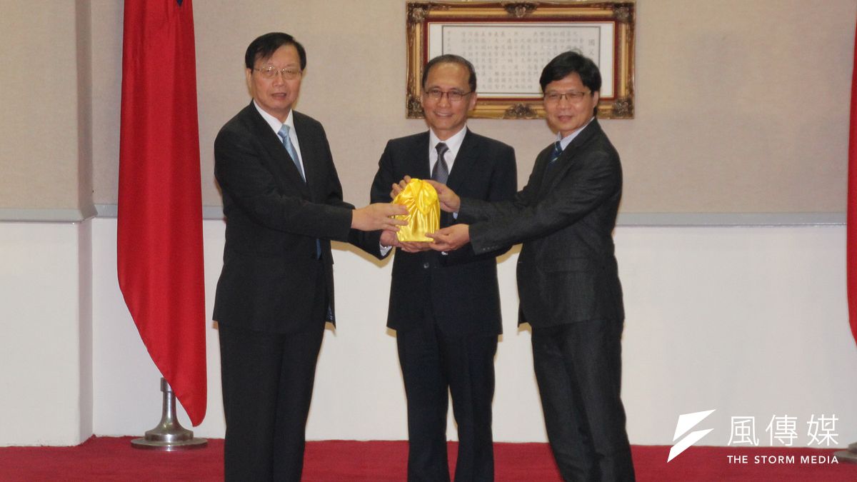 內政部長葉俊榮(右)今天除了提出3大政策方向外,也表示贊成警察要有識別,除了警徽外,還要有識別號碼,但不會露出名字。(資料照,王德為攝) 內政部長葉俊榮(右)今天除了提出3大政策方向外,也表示贊成警察要有識別,除了警徽外,還要有識別號碼,但不會露出名字。(資料照,王德為攝)