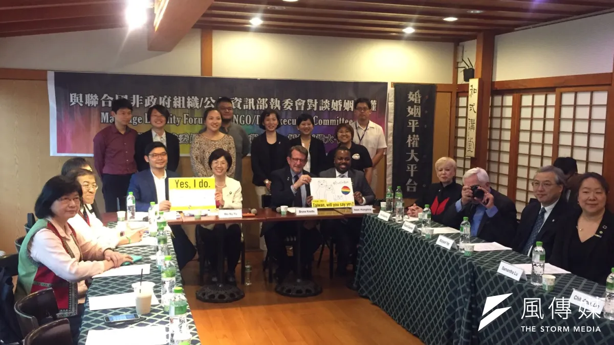 「與聯合國非政府組織/公共資訊部執委會對談婚姻平權座談」,民進黨立委尤美女與與會人士一同合照。尤美女表示,婚姻平權本來就與宗教信仰無關。(李泰誼攝)