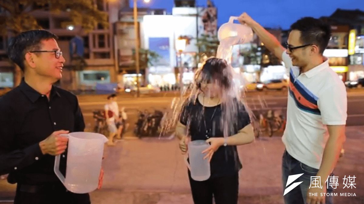 冰水挑戰點名連勝文柯文哲和管中閔。(取自youtube畫面) 冰水挑戰點名連勝文柯文哲和管中閔。(取自youtube畫面)