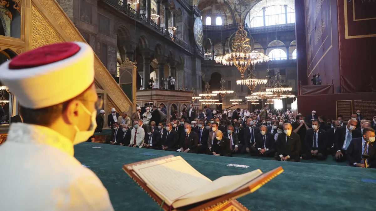 土耳其伊斯坦堡的聖索菲亞(Hagia Sophia)正式從博物館轉型為清真寺,圖為24日第一場週五主麻禮拜。(AP)
