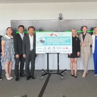 台湾・ポーランド商工会議所(TAIPO)の趙忠傑会長(左から3人目)と嘉義県の翁章梁県長(同6人目)ら代表団は9月8日、ポーランドで開かれた「ポメラニア地域 台湾・欧州無人機産業ビジネスマッチング会」に出席し、「台湾・欧州無人機アライアンス」の正式発足に立ち会った。(陳又嘉撮影) 台湾・ポーランド商工会議所(TAIPO)の趙忠傑会長(左から3人目)と嘉義県の翁章梁県長(同6人目)ら代表団は9月8日、ポーランドで開かれた「ポメラニア地域 台湾・欧州無人機産業ビジネスマッチング会」に出席し、「台湾・欧州無人機アライアンス」の正式発足に立ち会った。(陳又嘉撮影)