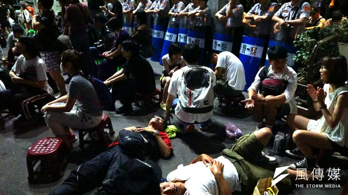 反課綱學生衝教育部,教育部雖已撤告,但北檢仍繼續偵辦。(蘇仲泓攝)
