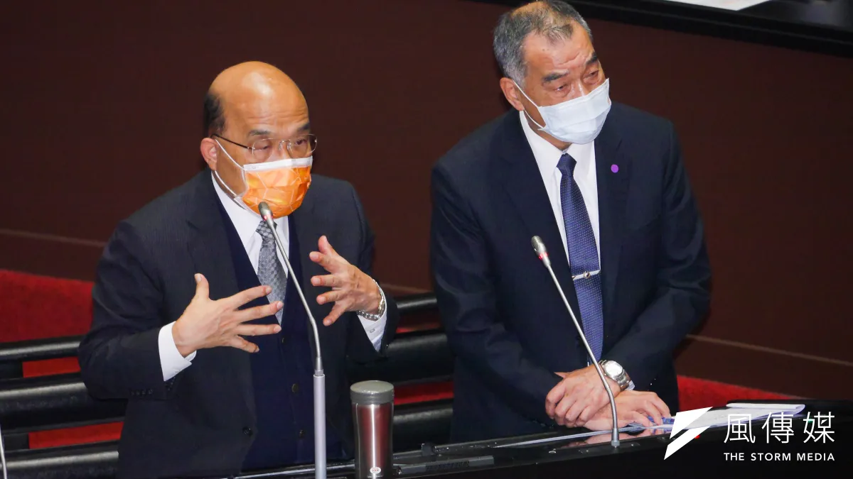 行政院長蘇貞昌於立法院備詢,右為國防部長邱國正。(資料照,蔡親傑攝)