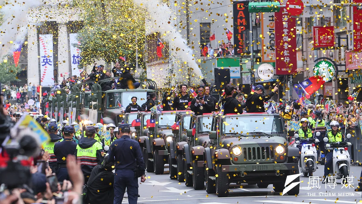 プレミア12で台湾が優勝、本日「棒球英雄,台灣尚勇」と題した大パレードが行われ、頼清徳総統と蕭美琴副総統が選手たちと面会した。(顔麟宇撮影)