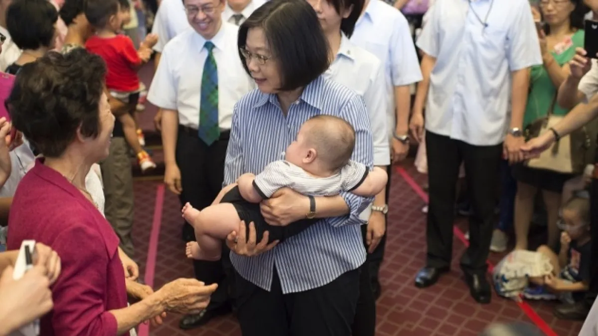 總統府今(26)日舉行親子日,報名人數近千人,現場員工家屬十分熱情踴躍,而蔡英文也和大家互動、合照,並抱起員工的小嬰兒溫馨合影。(取自蔡英文臉書)