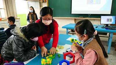 教師運用多元教材引導學生學習。(圖/台中市政府提供)