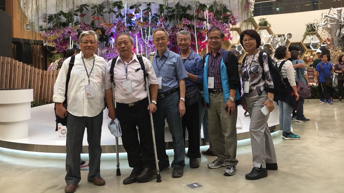 台中市政府文化局今(8)邀請全台22位知名作家,前往花博園區參觀。詩人吳晟、路寒袖、蕭蕭、江自得、蘇紹連等5大詩人更親自在場進行詩朗誦,讓現場遊客感受文學魅力。(台中市政府提供) 台中市政府文化局今(8)邀請全台22位知名作家,前往花博園區參觀。詩人吳晟、路寒袖、蕭蕭、江自得、蘇紹連等5大詩人更親自在場進行詩朗誦,讓現場遊客感受文學魅力。(台中市政府提供)