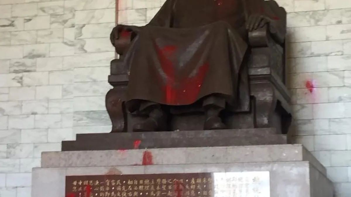 20180720-青年獨派成員20日上午提著紅漆前往中正紀念堂,並潑灑蔣介石銅像及階梯。(取自FETN 蠻番島嶼社臉書粉絲專頁)