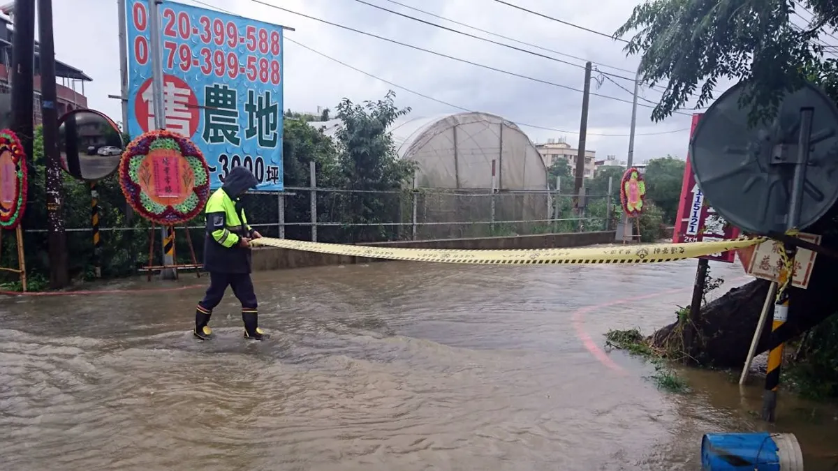 龍潭豪雨造成道路淹水 警冒雨交管排除道路障礙 龍潭豪雨造成道路淹水 警冒雨交管排除道路障礙