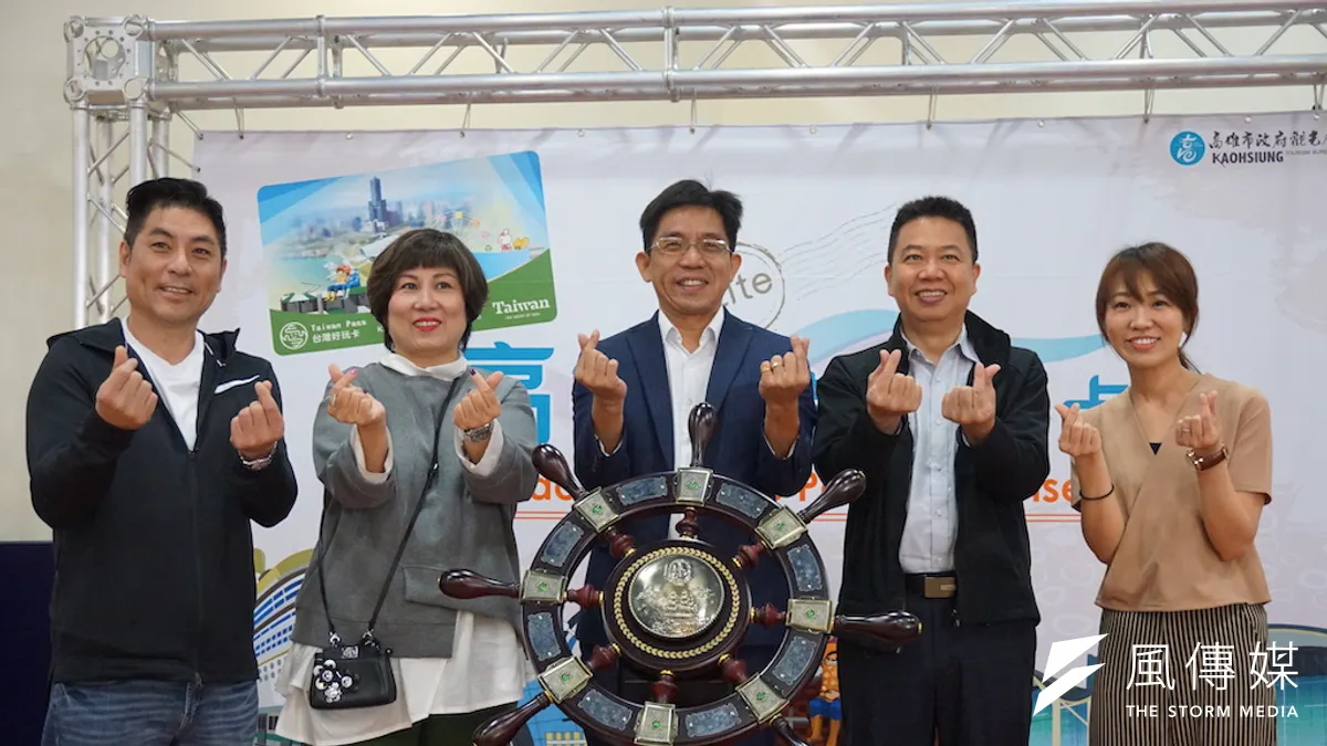 觀光局局長邱俊龍(右三)出席郵輪Light版好玩卡發行記者會。(圖/徐炳文攝)