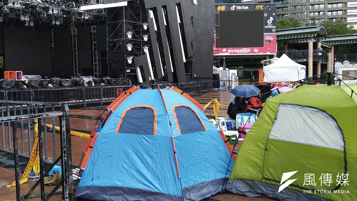 熱情的死忠粉絲不畏風雨在廣場睡帳篷卡位,就是要近距離欣賞偶像表演。(圖/李梅瑛攝) 熱情的死忠粉絲不畏風雨在廣場睡帳篷卡位,就是要近距離欣賞偶像表演。(圖/李梅瑛攝)