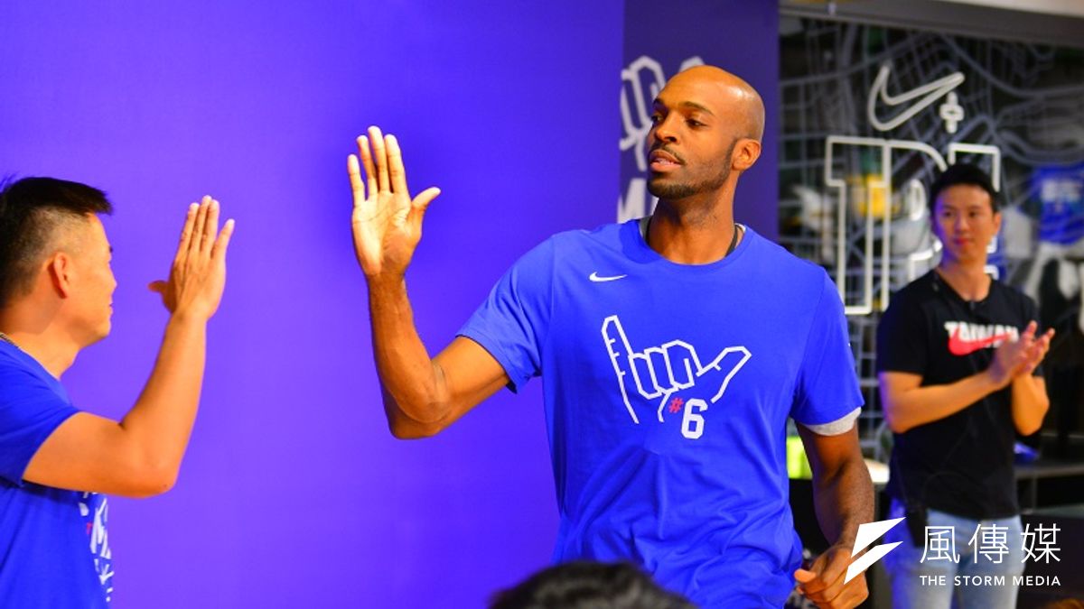 2019年升旗典禮國歌領唱者,特別請來不僅歸化台灣、替台灣出戰多場國際賽,助台灣重返亞洲男籃四強,更公開表態支持東京奧運正名台灣運動的籃球員,新台灣人戴維斯(Quincy Davis),擔綱國歌領唱工作。 (資料照,金茂勛攝) 2019年升旗典禮國歌領唱者,特別請來不僅歸化台灣、替台灣出戰多場國際賽,助台灣重返亞洲男籃四強,更公開表態支持東京奧運正名台灣運動的籃球員,新台灣人戴維斯(Quincy Davis),擔綱國歌領唱工作。 (資料照,金茂勛攝)