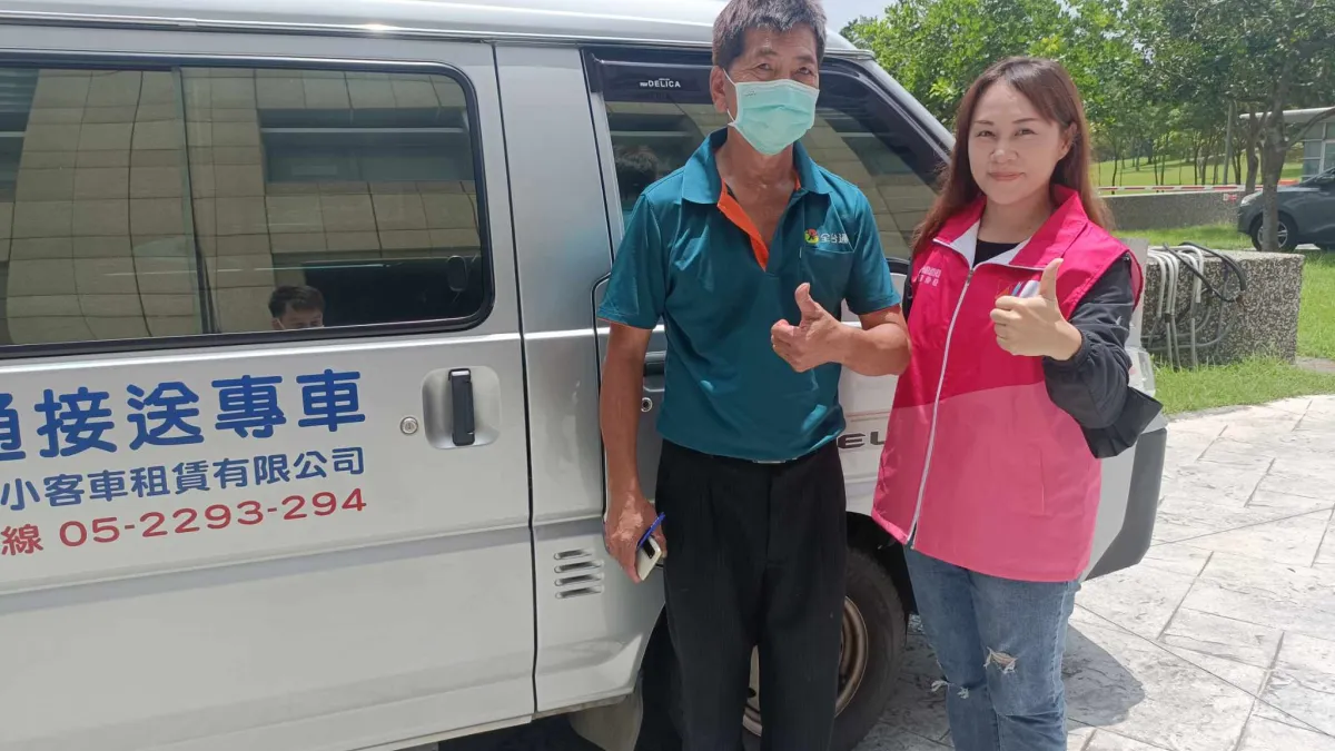 就服員孫雩琪與賢德服務過程中發現他擁有豐富的駕駛經驗,但因年紀較大且無法久站,因此運用壯世代就業促進獎勵推介至全台通小客車復康巴士擔任司機工作。(圖/勞動力發展署雲嘉南分署提供)