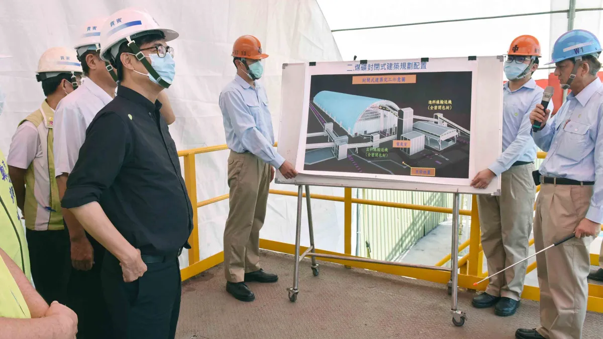 高雄市長陳其邁聽取中鋼公司空汙防制改善工程與節能減碳進度簡報,要求以減煤為目標,在設備更新以及減少空汙上共同努力、同步加快,兼顧市民健康與產業發展的雙贏目標。(圖/高雄環保局提供)