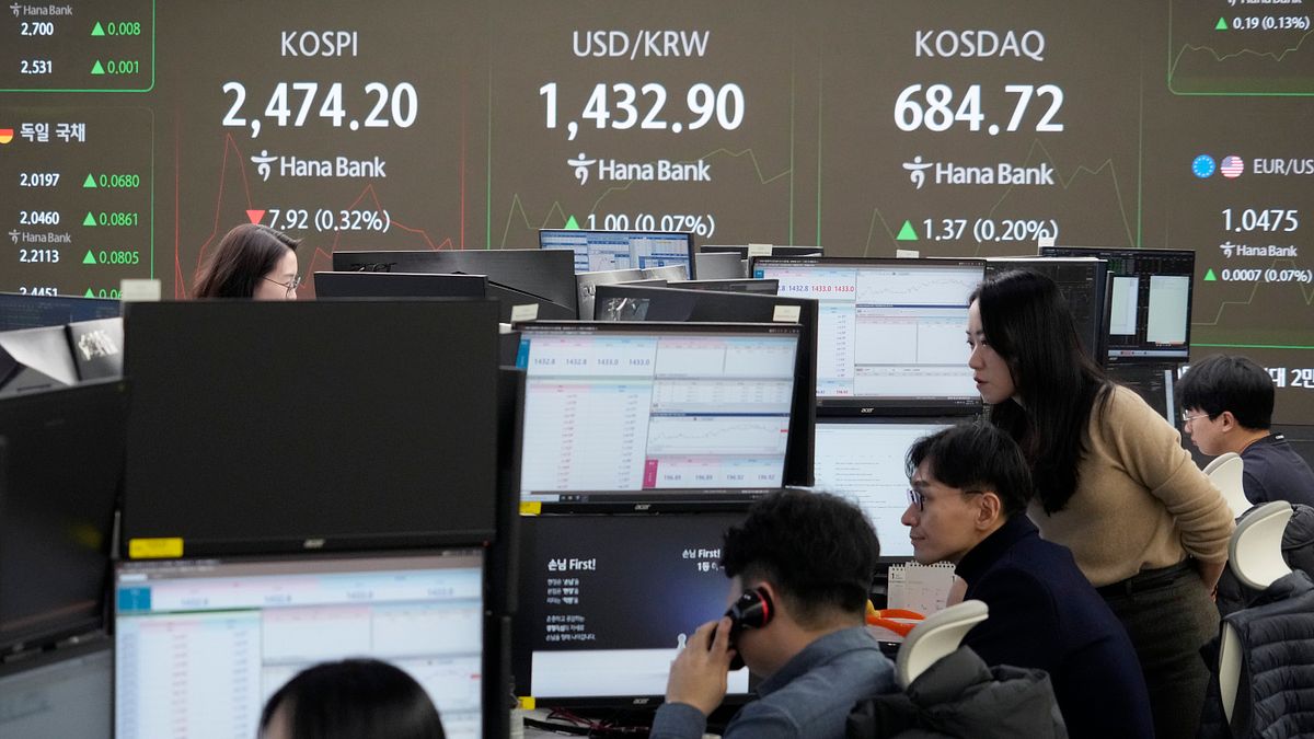 2024年12月13日,韓亞銀行證券、外匯交易員緊盯盤勢發展。(美聯社) 2024年12月13日,韓亞銀行證券、外匯交易員緊盯盤勢發展。(美聯社)