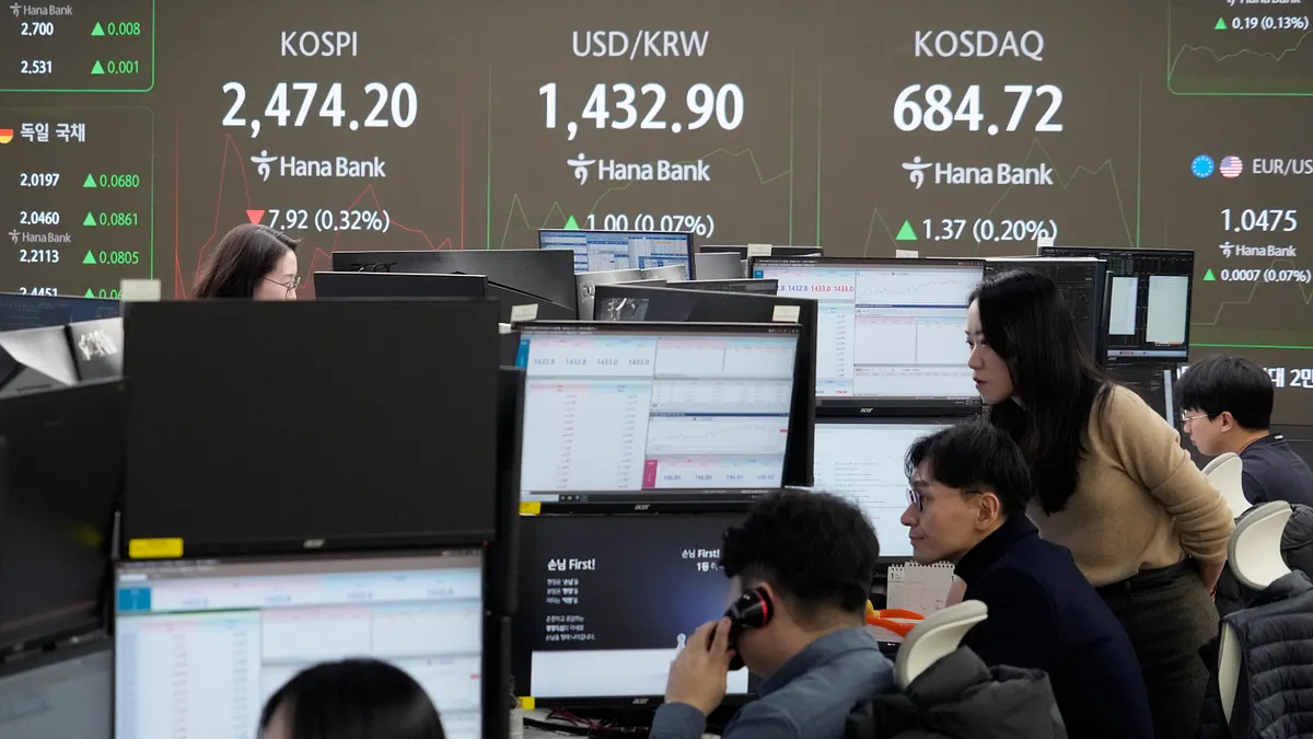 2024年12月13日,韓亞銀行證券、外匯交易員緊盯盤勢發展。(美聯社)