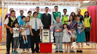 新北板橋區頒發模範父親獎,得獎者皆與家人一起出席分享這份榮耀。(圖/李梅瑛攝)