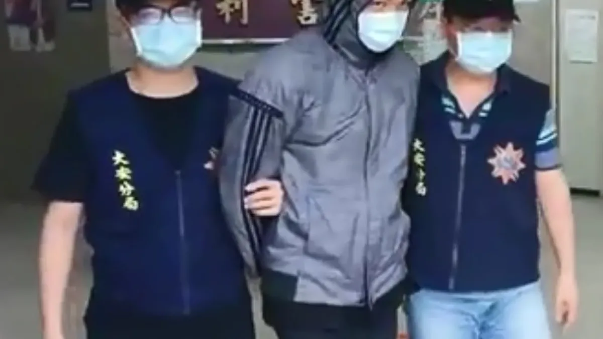北市餐廳《保護傘》16日遭人潑灑排泄物,警方逮捕涉案的莫姓犯嫌(中)。(台北市警察局提供)