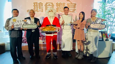 中華民國水禽產業促進協會理事長吳祥(中)變身聖誕老人報佳音,帶來燒鵝大餐。(圖/中華民國水禽產業促進協會提供)