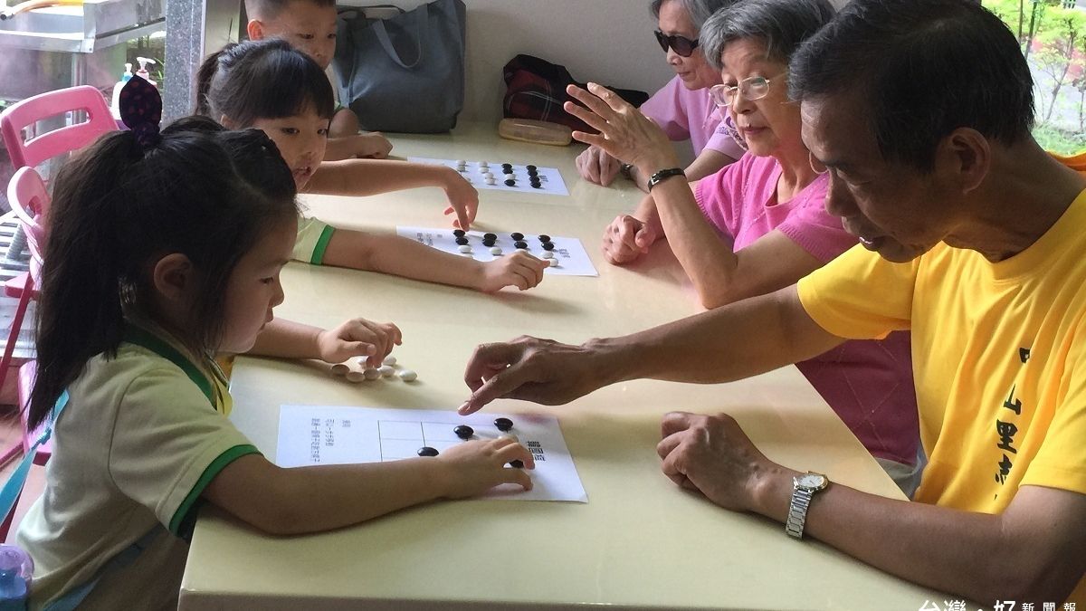 為銀髮長輩打氣 耕莘附幼走入社區關懷據點 為銀髮長輩打氣 耕莘附幼走入社區關懷據點