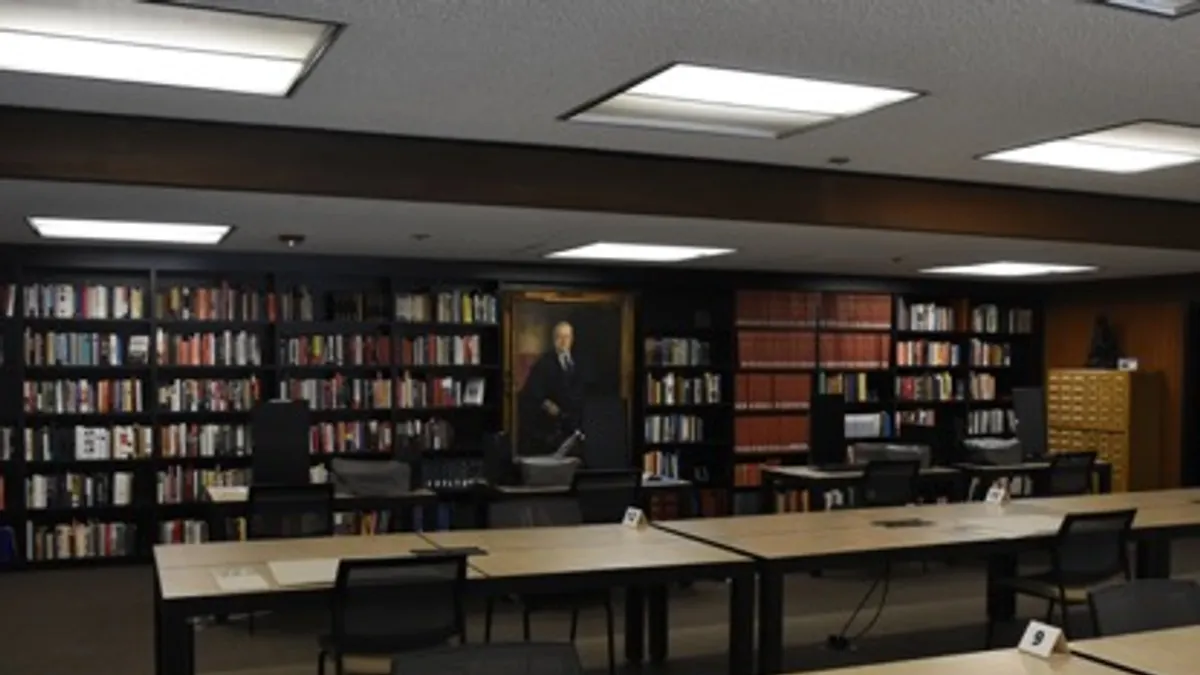 胡佛研究所的閱覽室,這裡是中國近代史的寶庫,也是除國民黨黨史會外收藏最多國民黨史料的地方,這裡與中華民國的淵源始自美國前總統胡佛(Herbert Hoover)早年在華服務。(作者許劍虹提供) 胡佛研究所的閱覽室,這裡是中國近代史的寶庫,也是除國民黨黨史會外收藏最多國民黨史料的地方,這裡與中華民國的淵源始自美國前總統胡佛(Herbert Hoover)早年在華服務。(作者許劍虹提供)