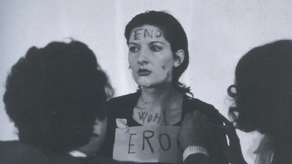 被譽為「行為藝術之母」南斯拉夫藝術家 Marina Abramovic。(圖/言人文化提供)