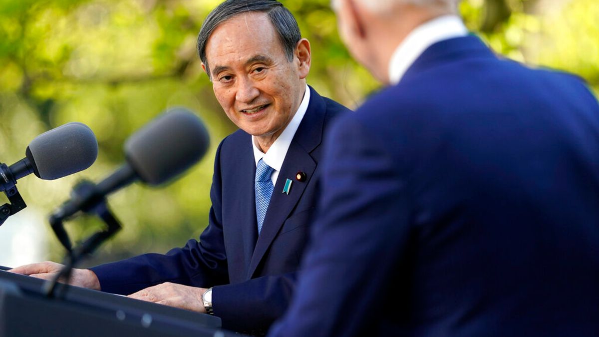 2021年4月16日,日本首相菅義偉與美國總統拜登在白宮玫瑰園舉行聯合記者會。(美聯社) 2021年4月16日,日本首相菅義偉與美國總統拜登在白宮玫瑰園舉行聯合記者會。(美聯社)