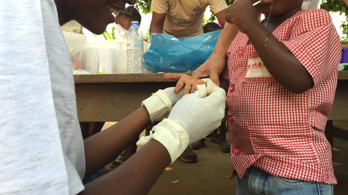 我國自2000年起即派員前往聖多美普林西比協助瘧疾防治,加上衛生教育的推廣,成果斐然。(蔡坤憲提供)