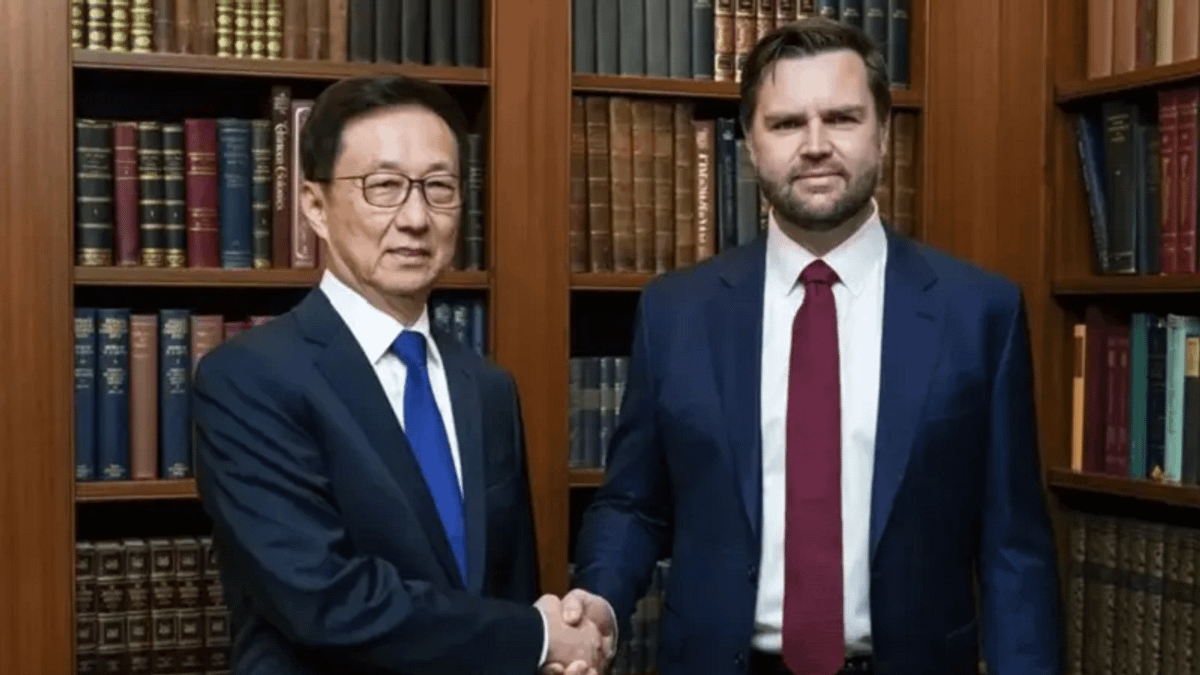 美國副總統當選人范斯(右)在就職日前夕,會見中國祝賀團、中國國家副主席韓正(左)一行。(TrumnpVance transition team) 美國副總統當選人范斯(右)在就職日前夕,會見中國祝賀團、中國國家副主席韓正(左)一行。(TrumnpVance transition team)