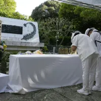 日本民眾向位在沖繩糸滿市的姬百合之塔(二戰慰靈碑)鞠躬致意。(美聯社) 日本民眾向位在沖繩糸滿市的姬百合之塔(二戰慰靈碑)鞠躬致意。(美聯社)