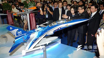 民進黨主席、總統參選人蔡英文(右2)參觀台北航太展,漢翔公司董事長廖榮鑫(右)親自替蔡英文說明展示的各型飛機模型。(蘇仲泓攝)