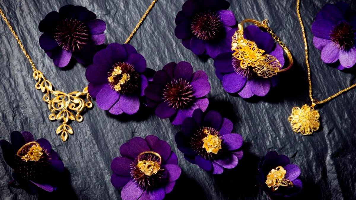 年度最盛大的購物季即將來臨,周大福今年以「大地之美」為主題的形象,犒賞辛苦一年的自己!(圖/周大福提供) 年度最盛大的購物季即將來臨,周大福今年以「大地之美」為主題的形象,犒賞辛苦一年的自己!(圖/周大福提供)