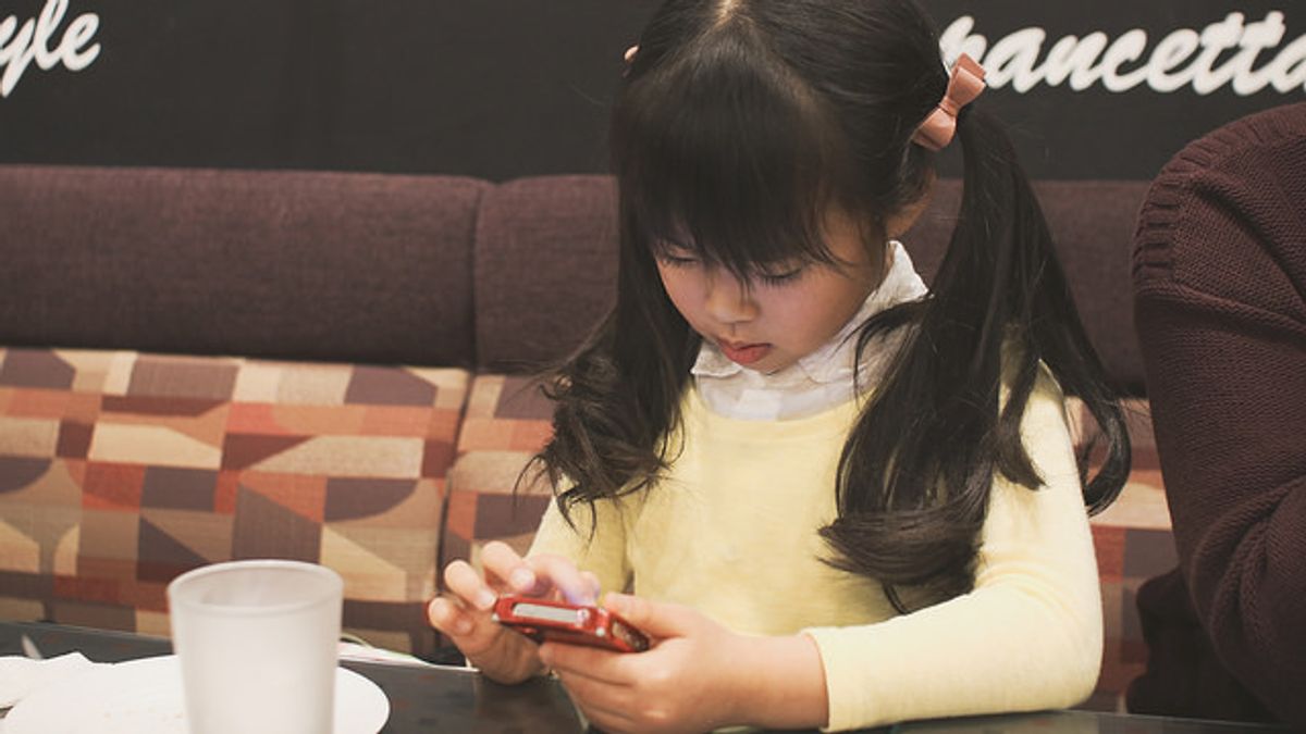 為了讓孩子安靜,你就祭出3C?(圖/MIKI Yoshihito@flickr) 為了讓孩子安靜,你就祭出3C?(圖/MIKI Yoshihito@flickr)