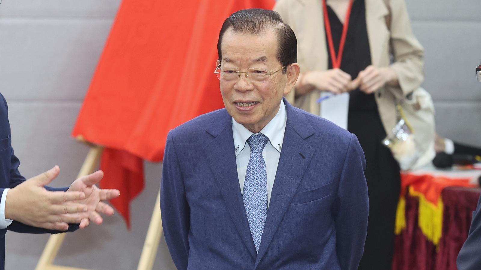 謝長廷切開珍藏近40年「台灣藍寶」!30公斤原石內部曝光 專家看完嘆「可惜了」