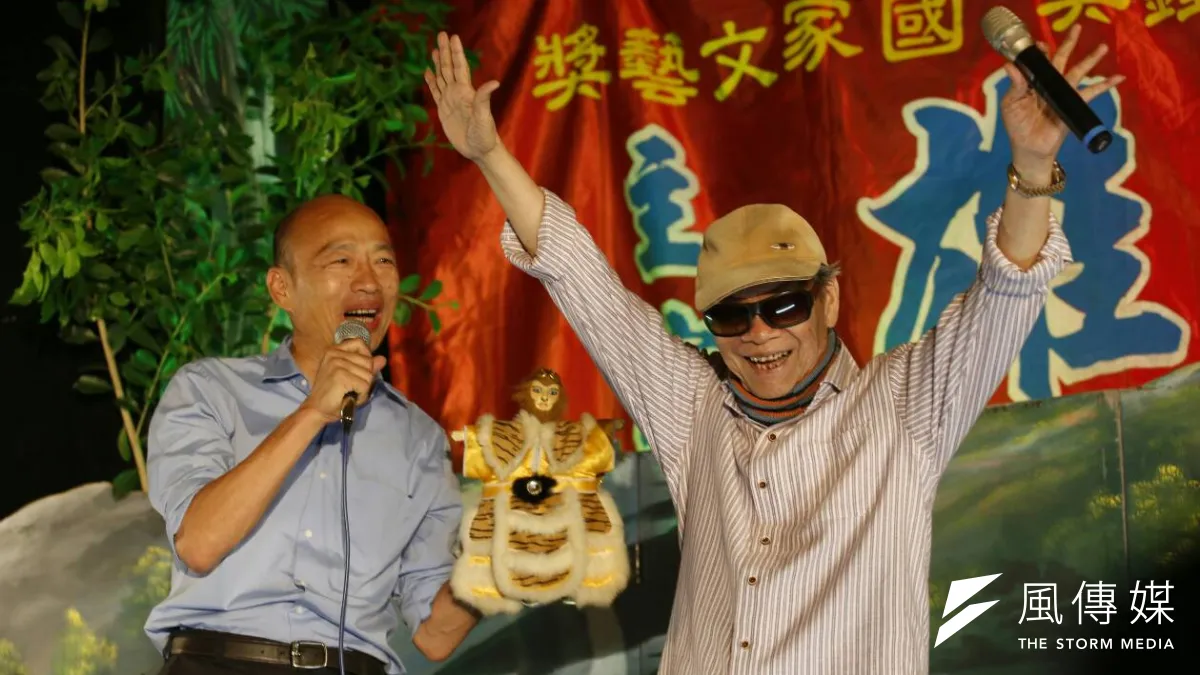 國民黨高雄市長候選人韓國瑜搶攻綠營票倉,9日前進林園區廣應廟,力邀布袋戲大師黃俊雄到場義演。(郭晉瑋攝)