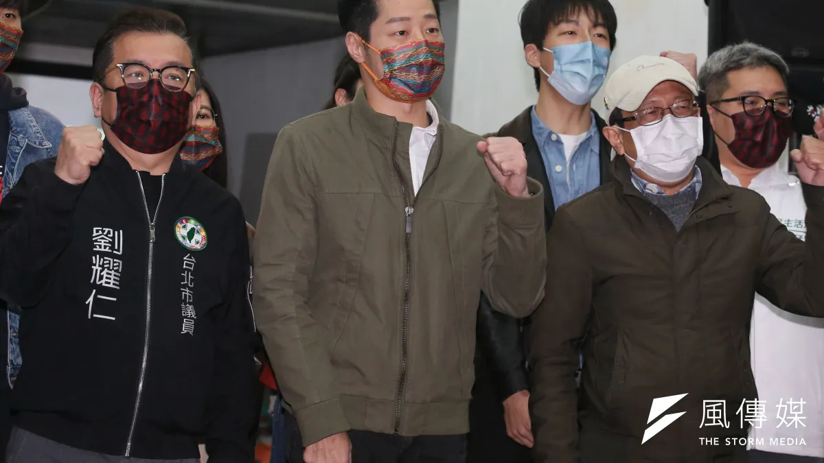 立委林昶佐(中)9日針對罷免案投票結果發表感言。(柯承惠攝)