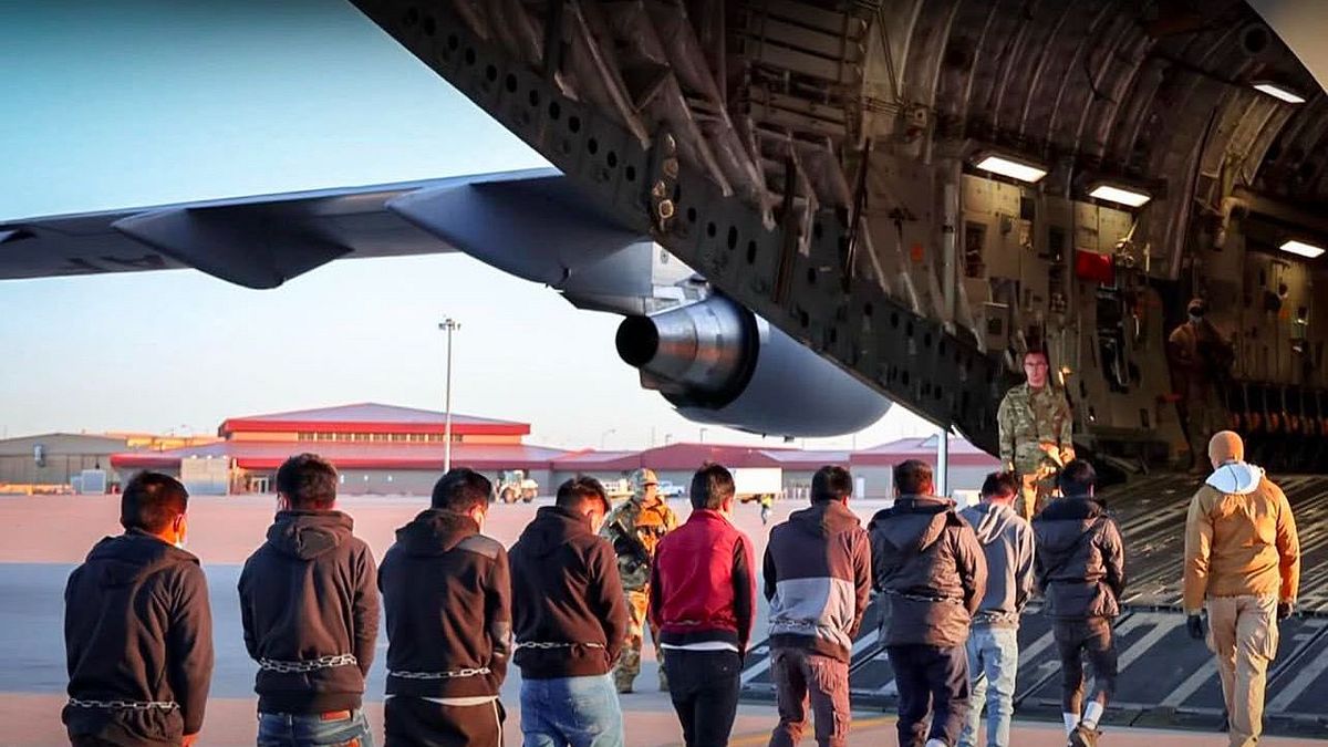 大批無證移民被送上C-17運輸機,遣返回瓜地馬拉。(翻攝自美國空軍) 大批無證移民被送上C-17運輸機,遣返回瓜地馬拉。(翻攝自美國空軍)