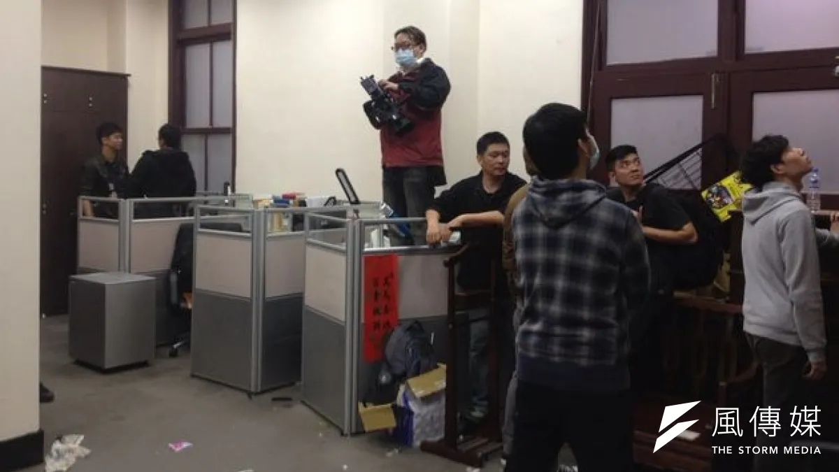 24日凌晨12時45分,搶進行政院的學生陸續撤出,行政院發言人孫立群說明院長辦公室公物未被帶走,無洩密之虞,但相關學生仍送警局做筆錄。(姚惠珍攝)