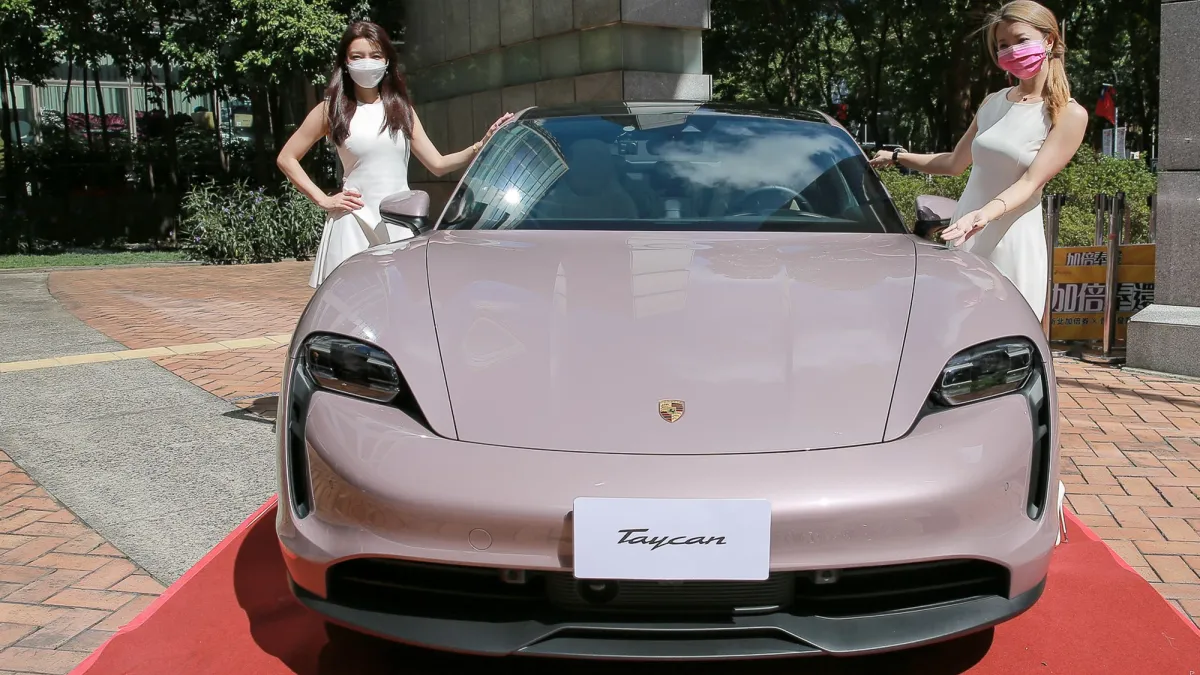 活動期間消費累積2000元,壓軸抽價值300多萬元的保時捷電動車。(圖/新北市經發局提供)