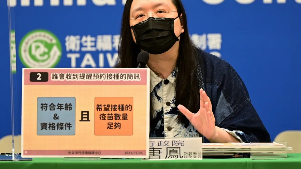 政務委員唐鳳的公費疫苗預約平台系統正式上路!常見的9大問題一次大整理。(圖 / 中央流行疫情指揮中心提供) 政務委員唐鳳的公費疫苗預約平台系統正式上路!常見的9大問題一次大整理。(圖 / 中央流行疫情指揮中心提供)