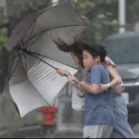 ダブル台風が台湾を挟み撃ちか。台風13号(ドルフィン)の進路が大きく変わる可能性があり、専門家が最新の見通しと台湾各地で天気が崩れ始める時期を示した。(写真/AP通信) ダブル台風が台湾を挟み撃ちか。台風13号(ドルフィン)の進路が大きく変わる可能性があり、専門家が最新の見通しと台湾各地で天気が崩れ始める時期を示した。(写真/AP通信)