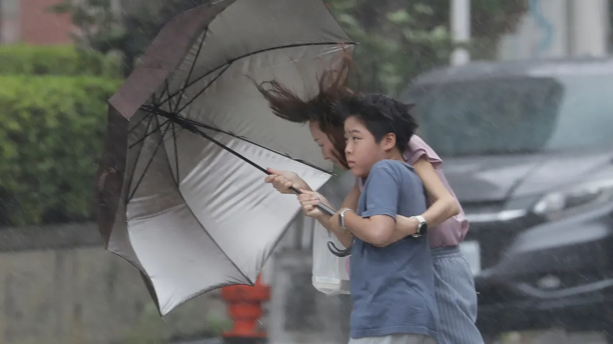 ダブル台風が台湾を挟み撃ちか。台風13号(ドルフィン)の進路が大きく変わる可能性があり、専門家が最新の見通しと台湾各地で天気が崩れ始める時期を示した。(写真/AP通信)