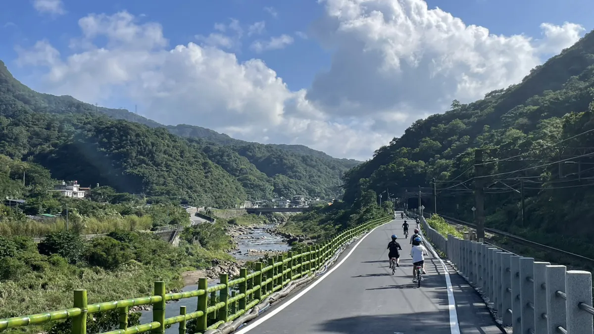 瑞猴自行車道沿途風景多樣,可觀賞基隆河山林河谷景觀及聆聽溪水潺潺。(圖/新北市觀旅局提供)